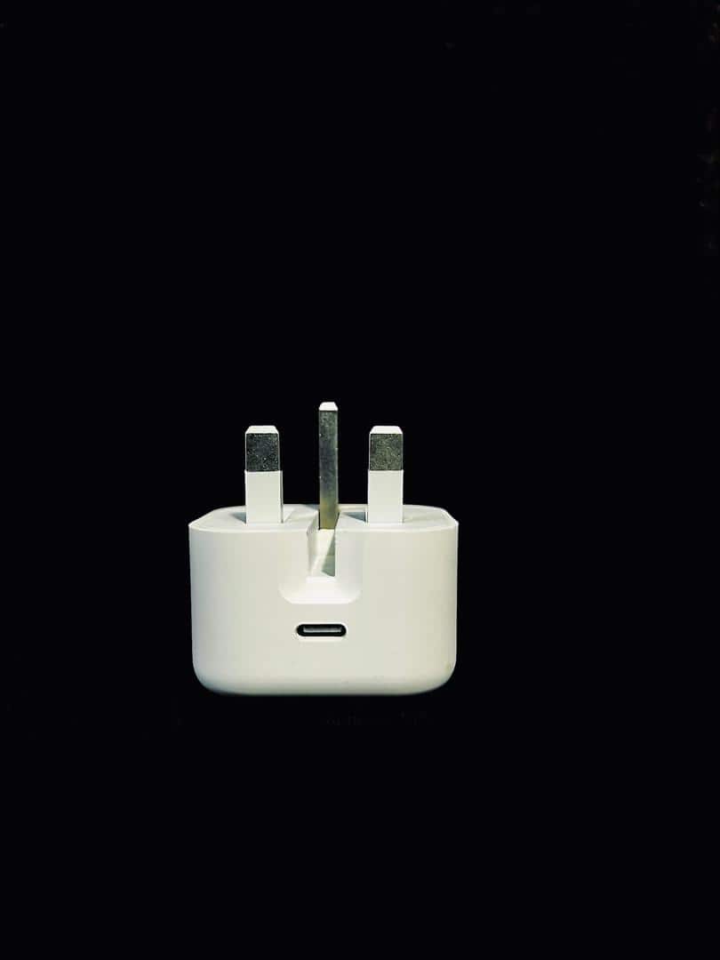 شارژر گوشی هوشمند با کابل USB-C، مناسب برای فناوری و دستگاههای دیجیتال.